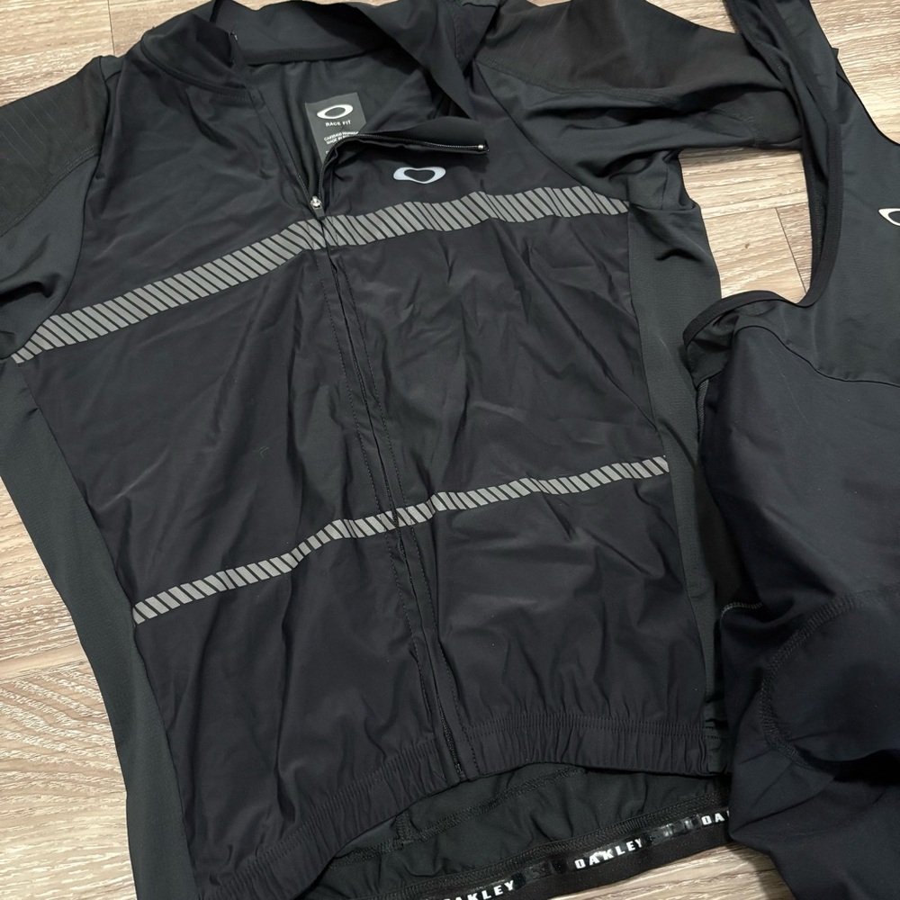 SOLD***Oakley cycling set top and bottom - Picture 5 of 15